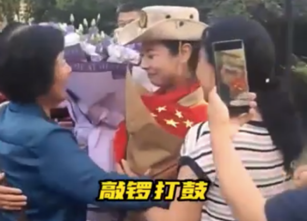 天源国际 民兵方队女兵回家邻居拉横幅迎接 邻居：是一位宝妈，半年没见孩子了
